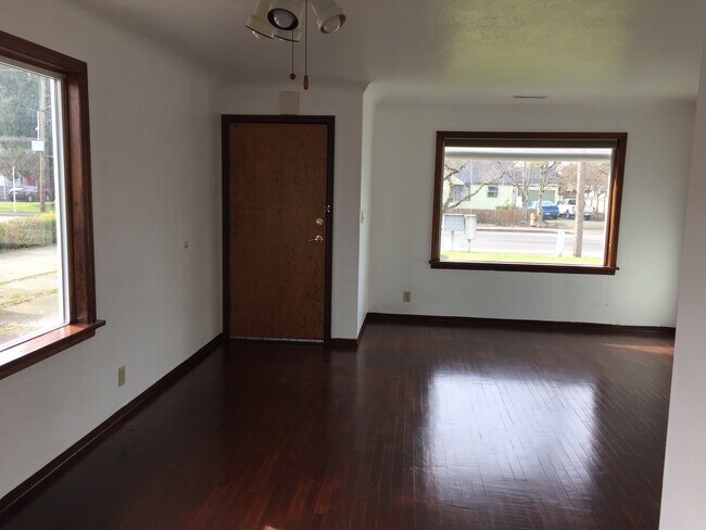 Building Photo - Beautiful 2 Bedroom 1 Bath House