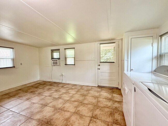 Foto del edificio - Charming 2 Bedroom 1 Bathroom Home for Rent!