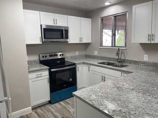 Building Photo - 5 Bedroom/2 Bathroom House in Layton