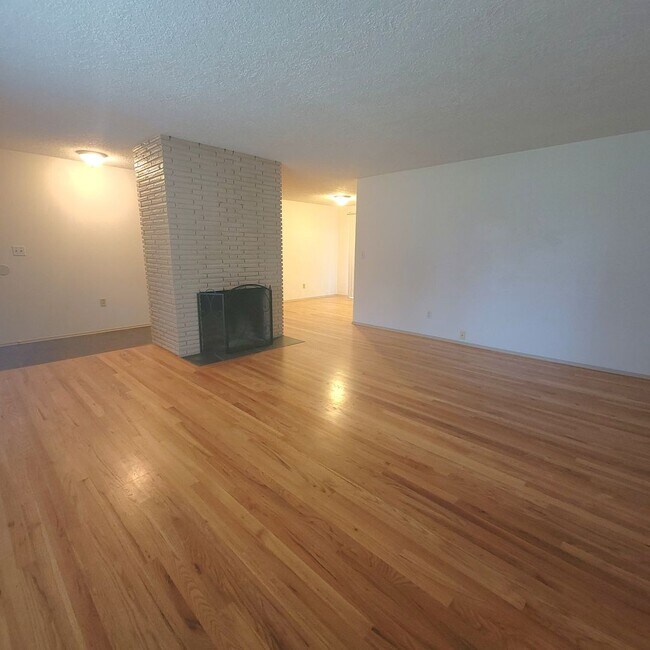 Building Photo - Single-Level Gresham Home / Large Backyard...