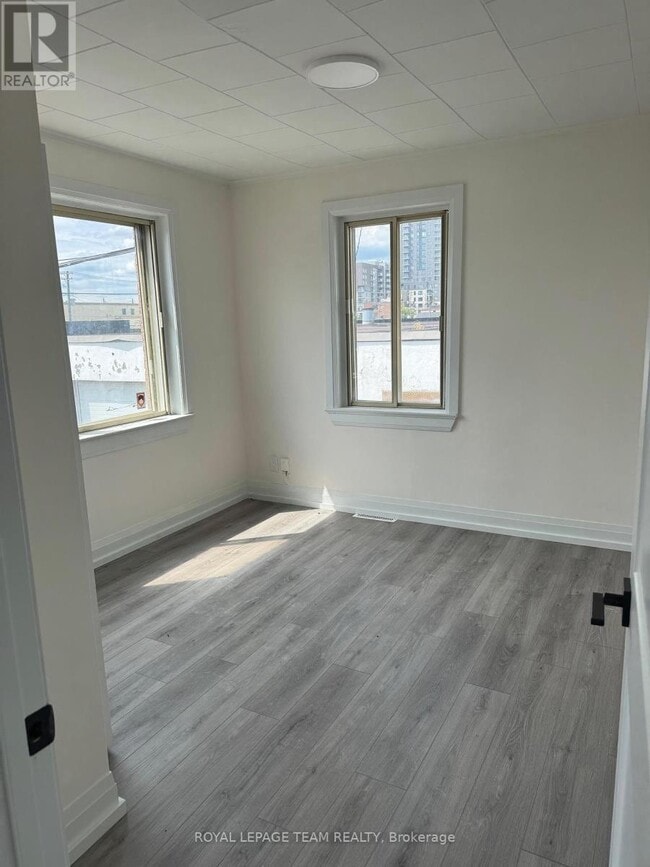 Photo du bâtiment - 874 Clyde Ave N