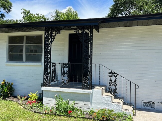 Building Photo - Updated in Pensacola