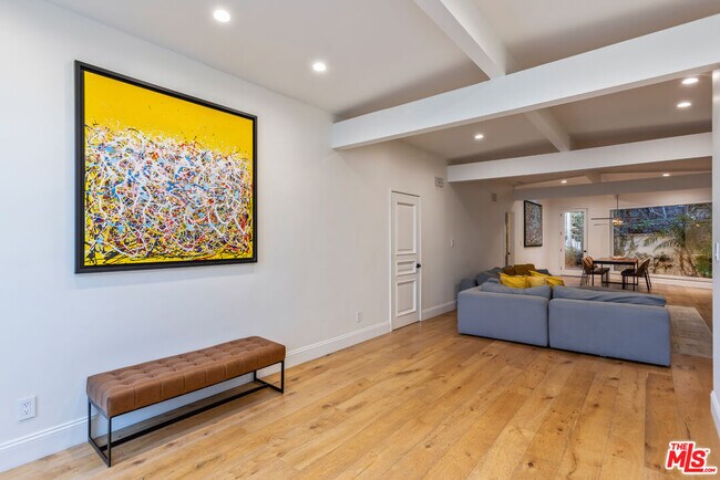 Foto del edificio - 7473 Mulholland Dr