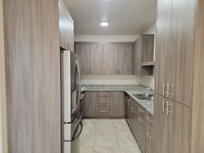 Building Photo - Pet Friendly and Modern End-Unit 3 Bedroom Townhome!