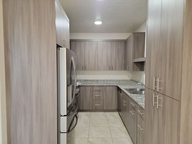 Building Photo - Pet Friendly and Modern End-Unit Townhome!