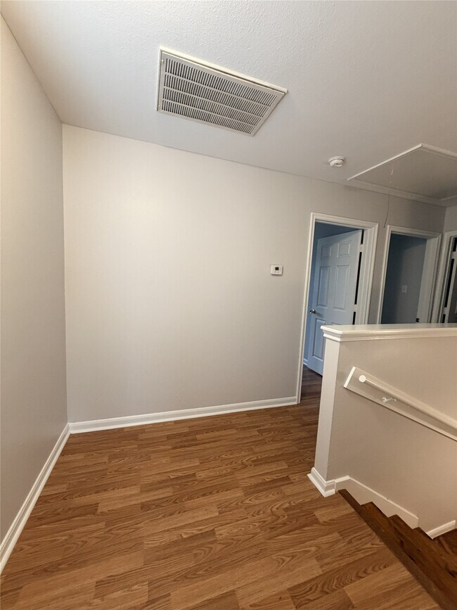 Foto del edificio - 6407 Waldron Dr
