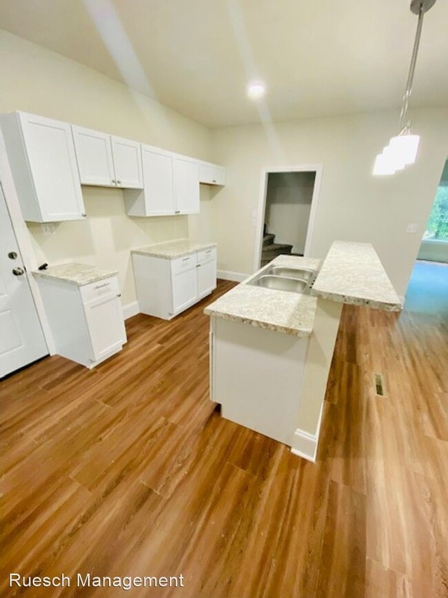 Building Photo - 4 br, 1 bath House - 310 Oak St