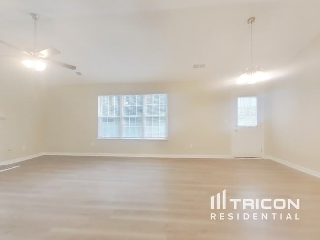 Foto del edificio - 3010 Lake Park Ct