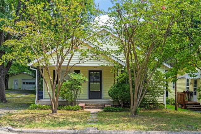 Building Photo - 910 Iredell St