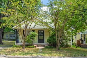 Building Photo - 910 Iredell St