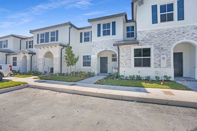 Building Photo - Brand new Townhome 3/2.5  Maximum 2 Cars
