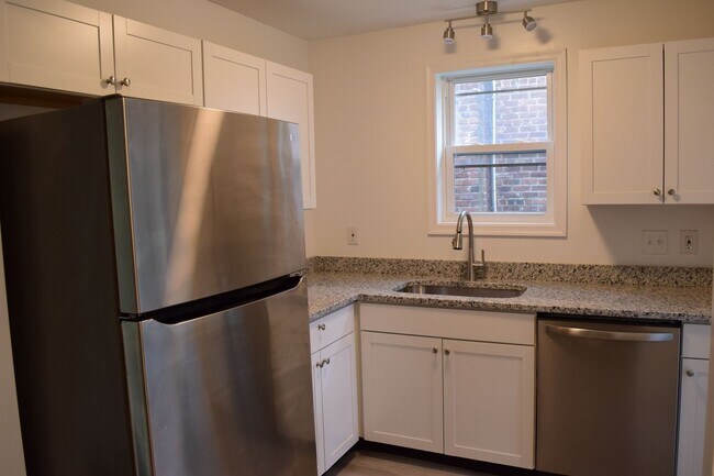 Foto del edificio - Charming Northside Two-Story Brick Home With 2 car garage and basement