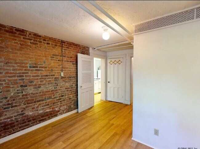 Foto del edificio - 354 Hudson Ave