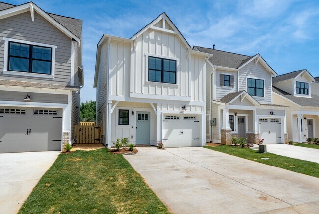 Building Photo - 3 bedroom house with resort style amenities!