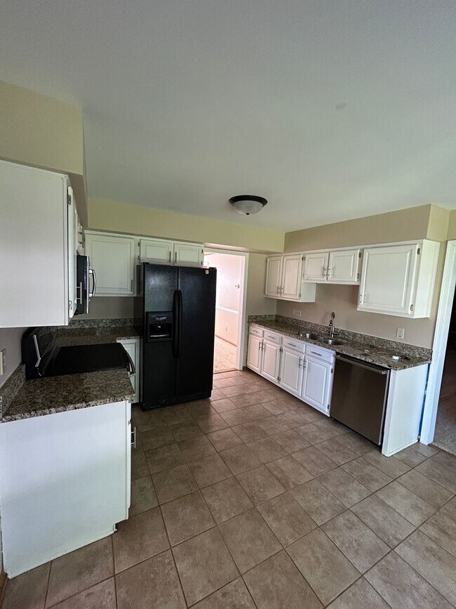 Building Photo - 4BD/2.5BA in Albemarle Acres Neighborhood ...