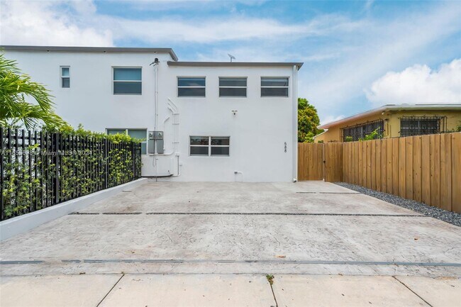 Foto del edificio - 590 SW 23rd Ave