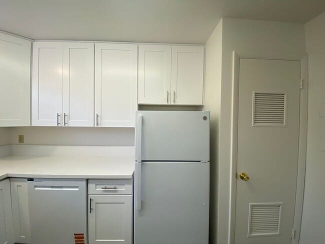 Building Photo - La Tierra Gardens - 2/1 Garden Level Apartment