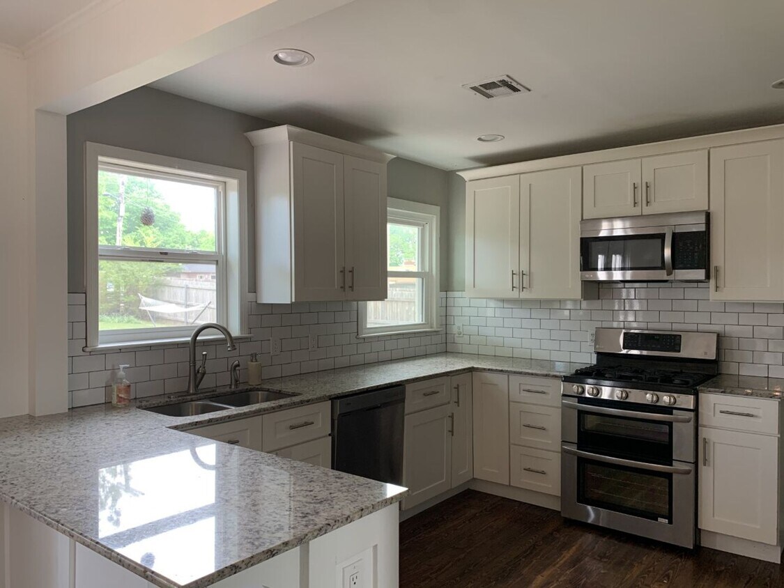 Building Photo - Beautiful Florence Park South home with hardwood floors throughout.