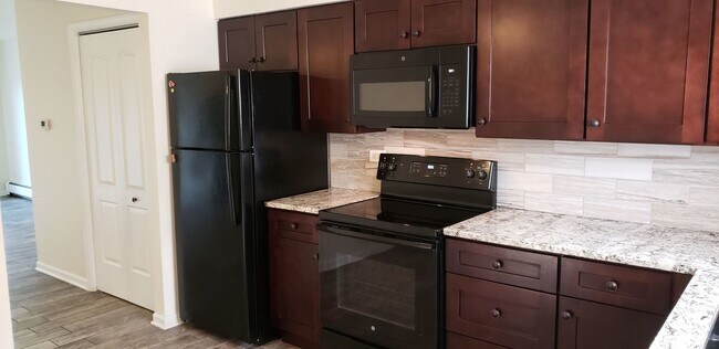 Foto del edificio - 1228 Whispering Hills Ct
