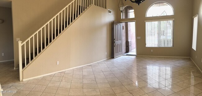 Building Photo - 10399 E Hillery Dr