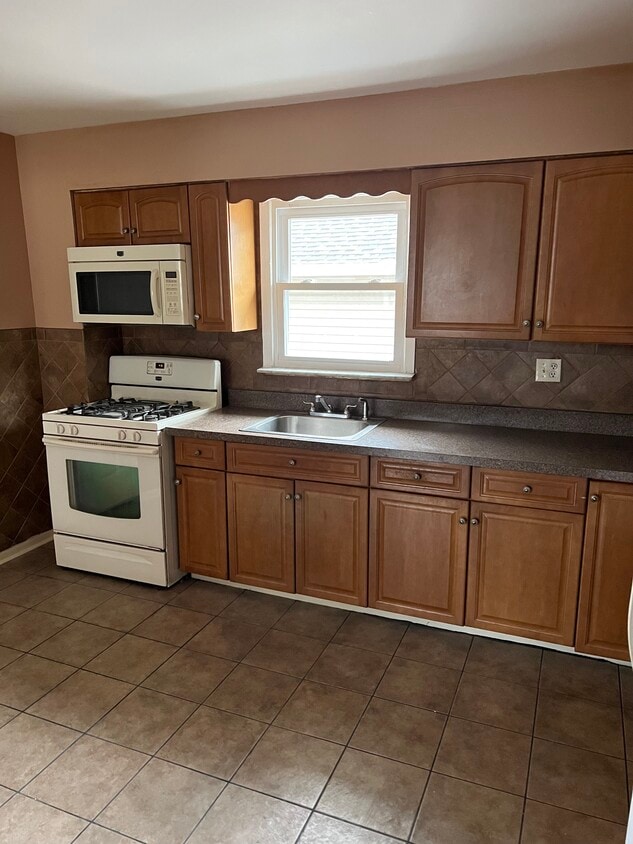 KITCHEN - 162 Oakland Ave