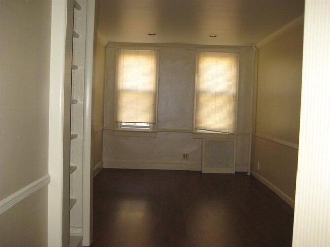 Building Photo - 527 Adams St