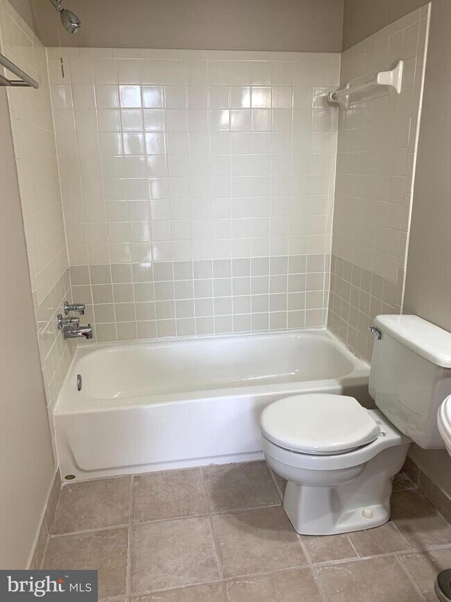 Building Photo - 9834 Islandside Dr