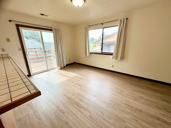 Building Photo - Spacious 3 Bed, 2 Bath Home in Desirable Humboldt Hill