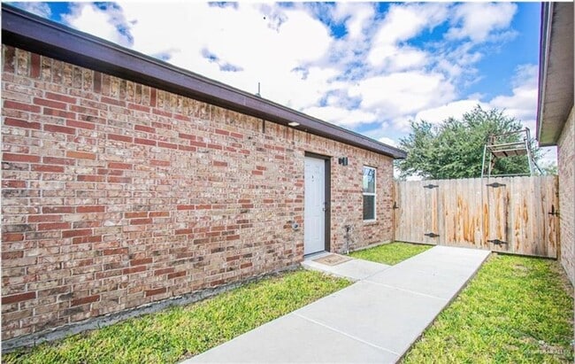 Building Photo - 3907 Valeria St