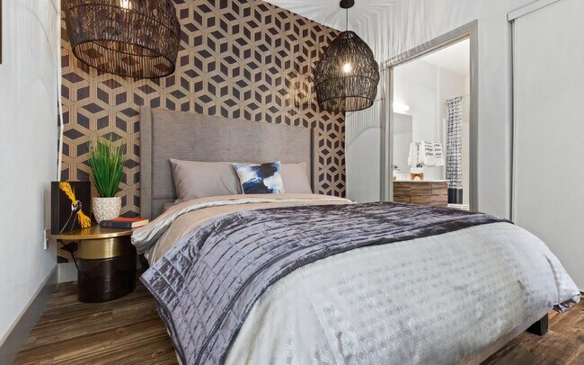 Dormitorio de gran tamaño con acceso directo a baño privado en suite - REVERB
