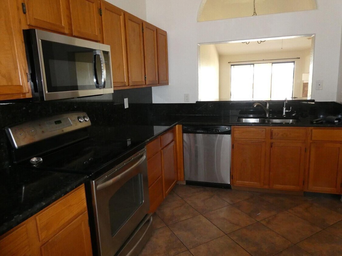 Building Photo - Great 3 Bedroom Home that Backs to Golf Course!