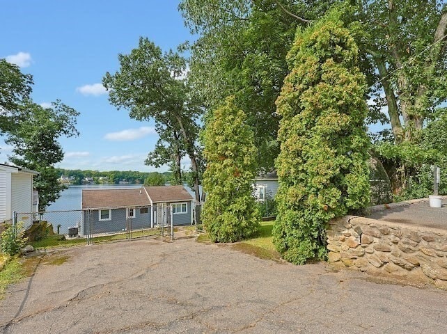 Building Photo - 47 Lakeshore Dr