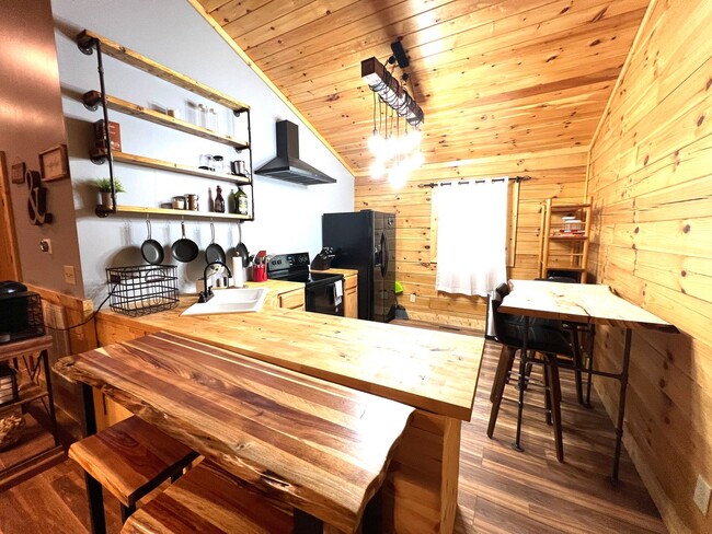 Building Photo - FULLY FURNISHED WITH ACCESS TO BEAUTIFUL L...