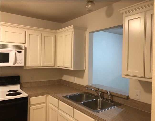 107 S 1st St, Sanger, TX 76266 Townhome Rentals in Sanger TX