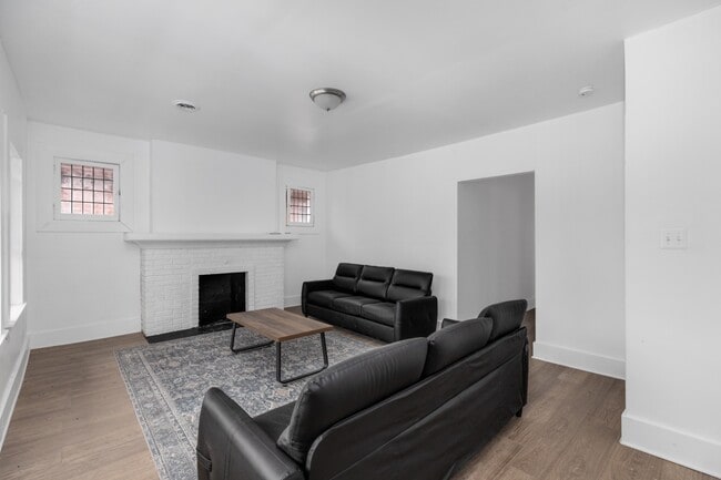 Building Photo - 3008 Cortland St