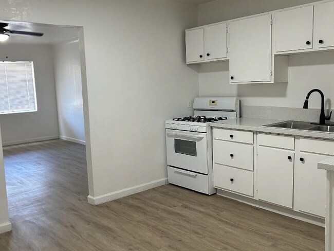 Foto del edificio - 646 N Desert Ave