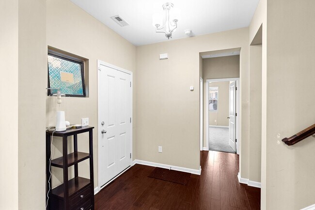 Building Photo - Beautiful 4-bedroom, 3-bathroom Townhome i...