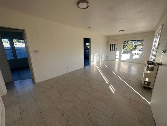 Foto del edificio - UPGRADED 4 BEDROOM NEAR DRAKE PARK!