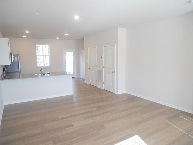 Foto del edificio - Live Modern in Salisbury – 3BR Townhome wi...