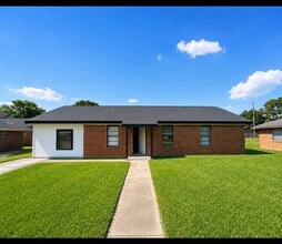 Building Photo - 732 Meadow Ln