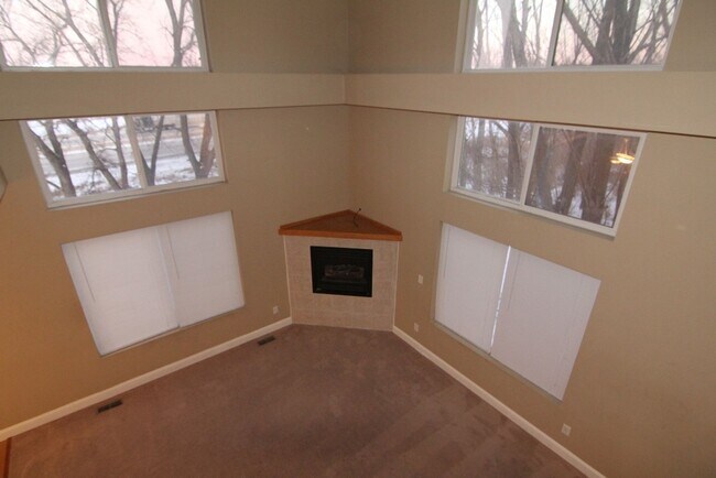 Foto del edificio - Beautifully Renovated Large 4 bedroom Dupl...