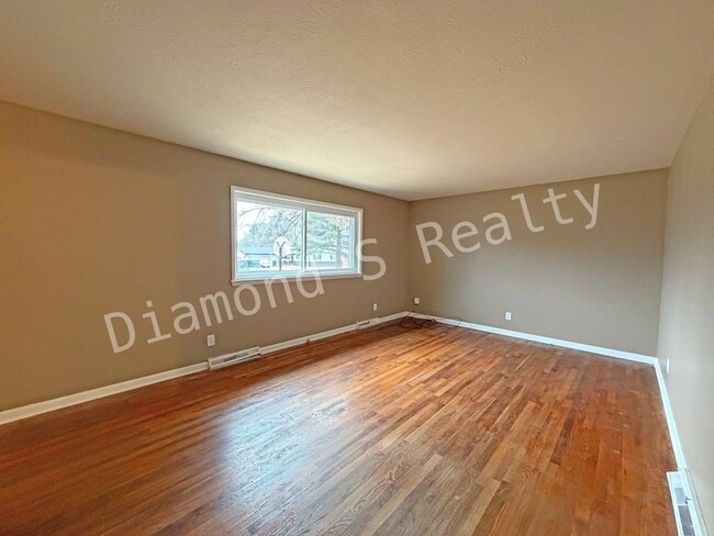 Building Photo - 3 Bedroom Home Close to Sunshine and 65!