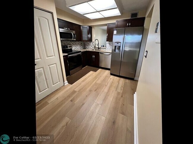 Foto del edificio - 7320 Lake Cir Dr