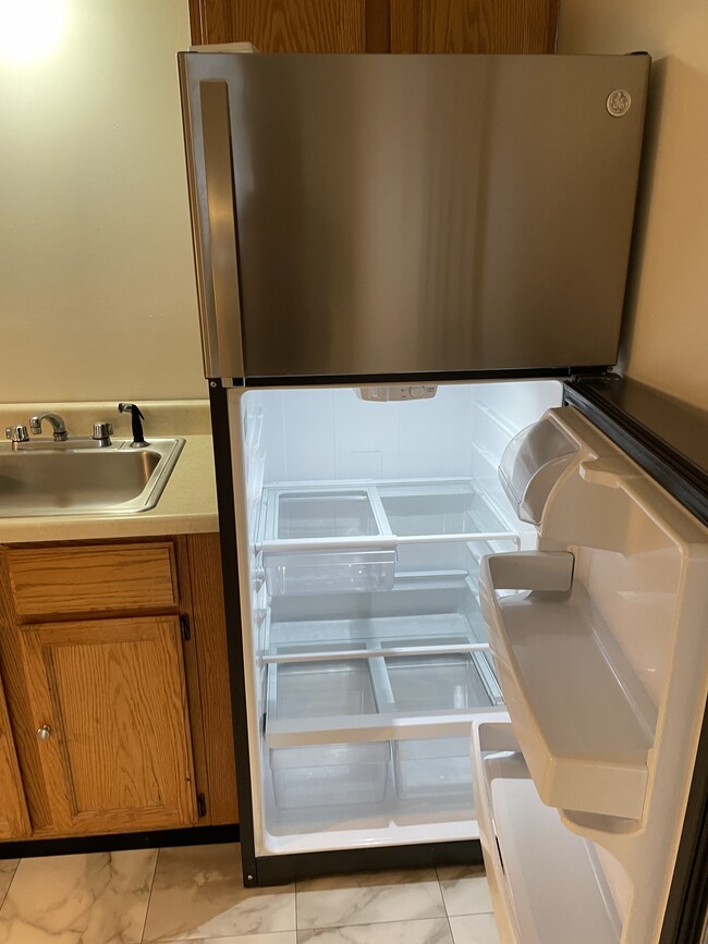 Refrigerador de acero inoxidable - 844 State St
