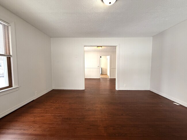 Foto del edificio - 988 N Maple St