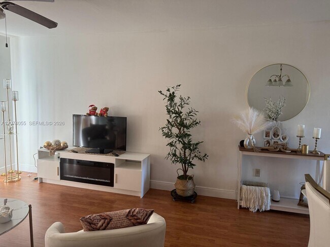 Foto del edificio - 2998 Sunrise Lakes Dr E