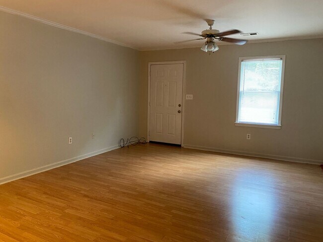 Foto del edificio - Cute 2/2 on Whitehall Road Available NOW!