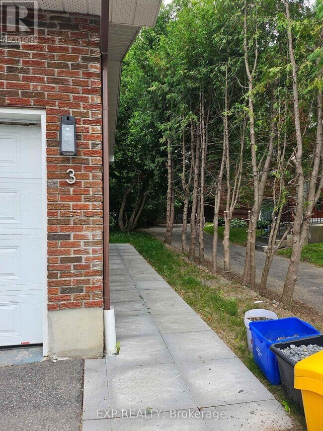 Photo du bâtiment - 555-555 Churchill Ave N