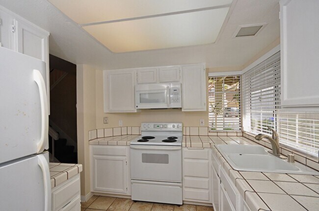 Building Photo - Freshly Painted 2BR/2.5BA Condo with Peak a Boo Ocean View!!