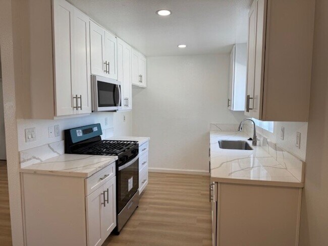 Foto del edificio - BEAUTIFUL NEWLY REMODELED 2 BEDROOM/1 BATH...